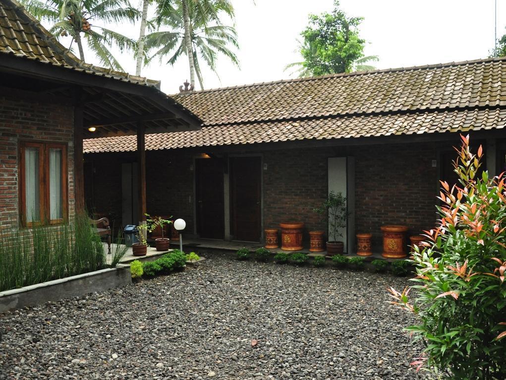 Cempaka Guest House Magelang Exterior photo